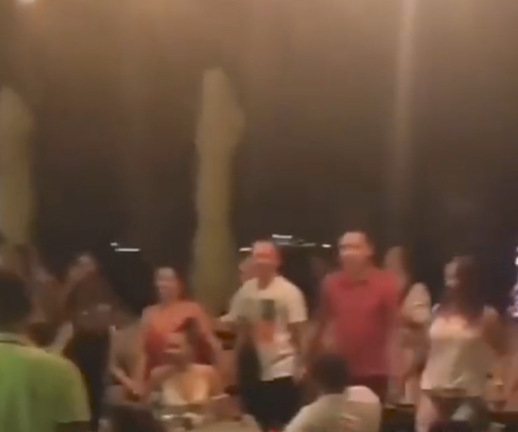 VESELA ULIČNA ŽURKA NAŠIH TURISTA: Njima letovanje u Crnoj Gori nije "strašno"! (VIDEO)
