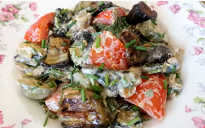 SALATA OD PEČENOG PATLIDŽANA: Brzo se sprema a ukusnija uz jedno sezonsko voće (VIDEO)