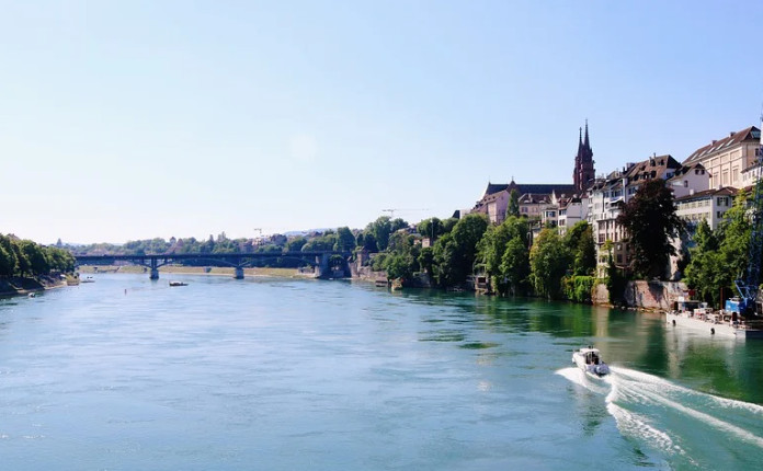 POGLEDAJTE KAKO IZGLEDA KAD EKSPLODIRA AKVARIJUM U Berlinu izletelo milion litara vode i 1.500 riba