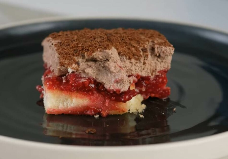 DESERT KOJI NIKO NE ODBIJA: Čokoladni tiramisu sa malinama (VIDEO)