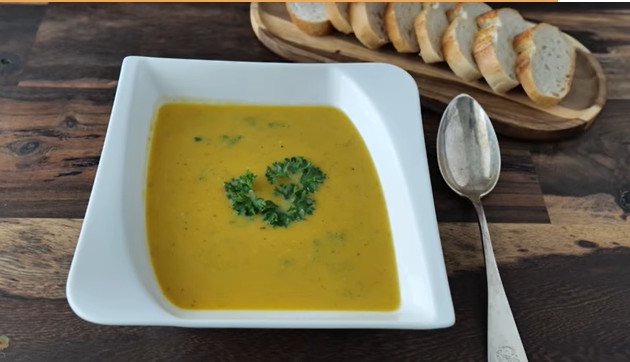 KREM ČORBA OD BUNDEVE I TIKVICA: Hranljiva i ukusna, brzo se sprema! (RECEPT/VIDEO)