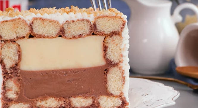 TORTA SA PIŠKOTAMA: Fil od nutele i bele čokolade, a okolo mekani keks - ode za čas!(VIDEO)