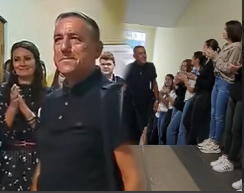 NEZABORAVAN ISPRAĆAJ U PENZIJU Učenici ispratili omiljenog profesora, pogledajte ovaj dirljiv snimak