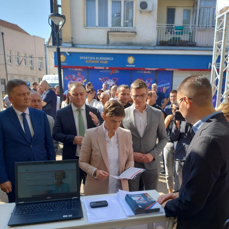 FOND PIO U "DIGITALNOM KARAVANU" Ana Brnabić: Kako da stariji sugrađani što lakše i brže ostvaruju svoja prava i pogodnosti Penzionerske kartice