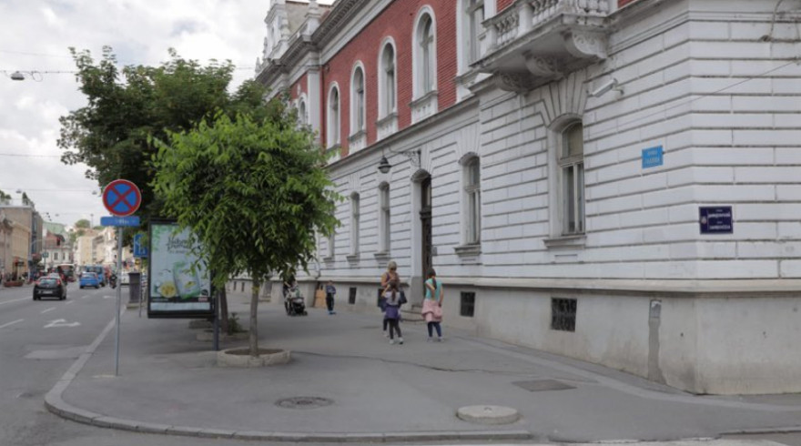 IZ ZEMUNA LEPE VESTI Opština ustupila šaltere Fondu PIO za penzionerske kartice