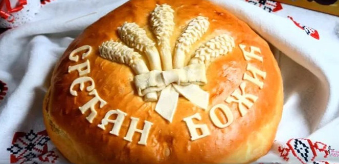 KADA SE PRAVI I ŠTA SE SVE STAVLJA U BOŽIĆNU ČESNICU Ove godine lomljenje obrednog hleba sa 33 dukata ispred Hrama Svetog Save u nedelju u 11 časova