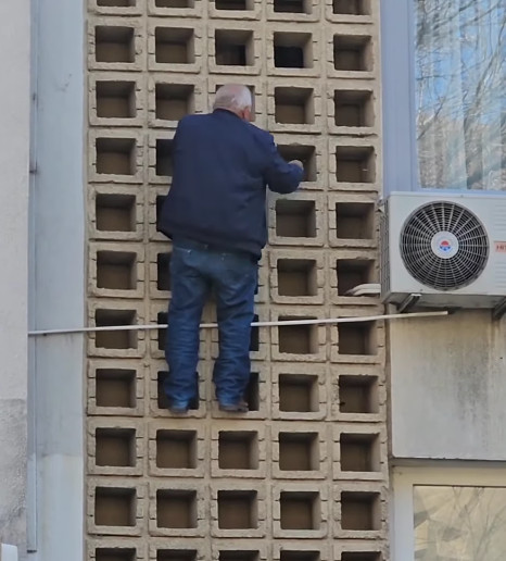 PENZIONER SPAJDERMEN Bez straha se spustio niz fasadu zgrade sa petog sprata