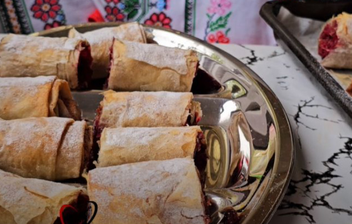 POSLASTICA ZA DANE POSTA Pita sa višnjama, grizom i orasima