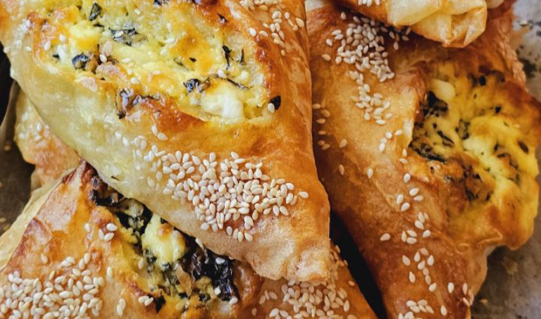 DORUČAK KAO IZ PEKARE Recept za lisnate trougliće sa sirom