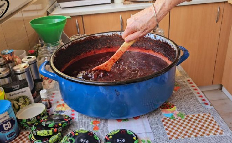 RECEPT ZA DŽEM OD ŠLJIVA Bez šećera a sa urmama, pravi specijalitet