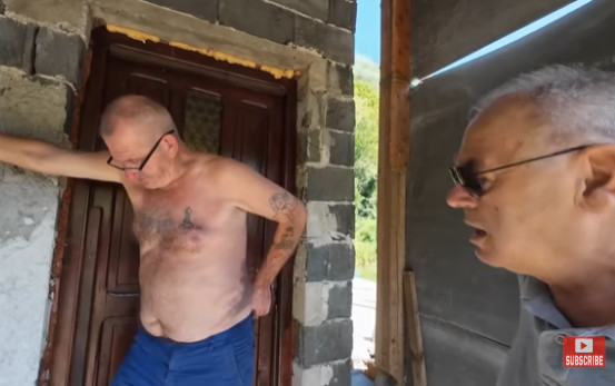 DOBIO PENZIJU, SLEDEĆI DAN GA UDARIO VOZ Iako ga je takva "sreća" pratila, napustio bolnicu da bi se brinuo o svom psu