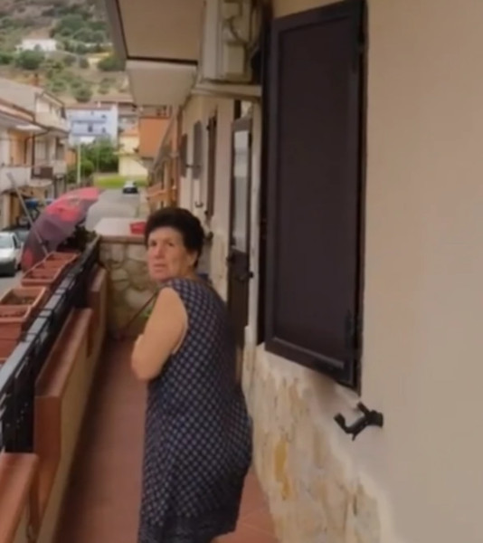 BAKA MISLILA DA JE NAPADAJU VANZEMALJCI Prvi put je videla dron, pogledajte kako je pobegla