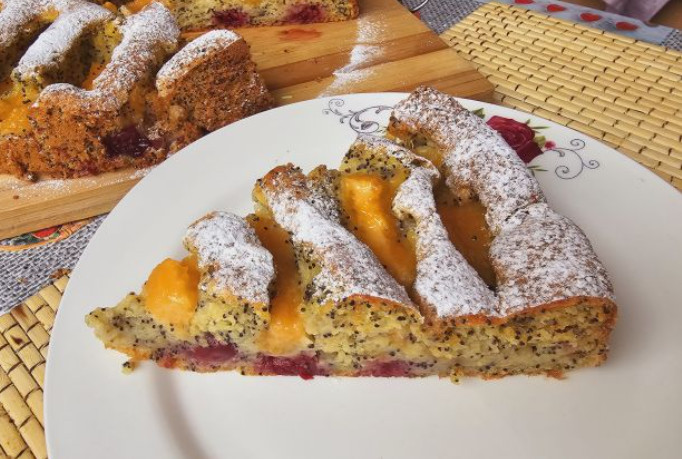 KOLAČ SA MAKOM I DINJOM Uz ovu osvežavajuću kombinaciju idu i višnje, isprobajte recept obavezno!