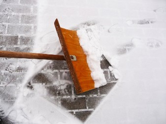 Oprez! Čiščenje snega može biti opasno za srce