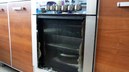 Staklo rerne može da se razleti po kuhinji - stručnjaci upozoravaju na grešku koju mnogi prave