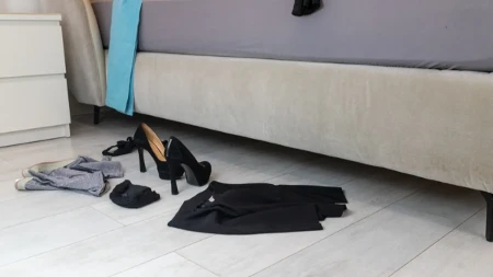 Nikada ne ostavljajte obuću pored kreveta - ono što unosite u spavaću sobu nije samo prašina