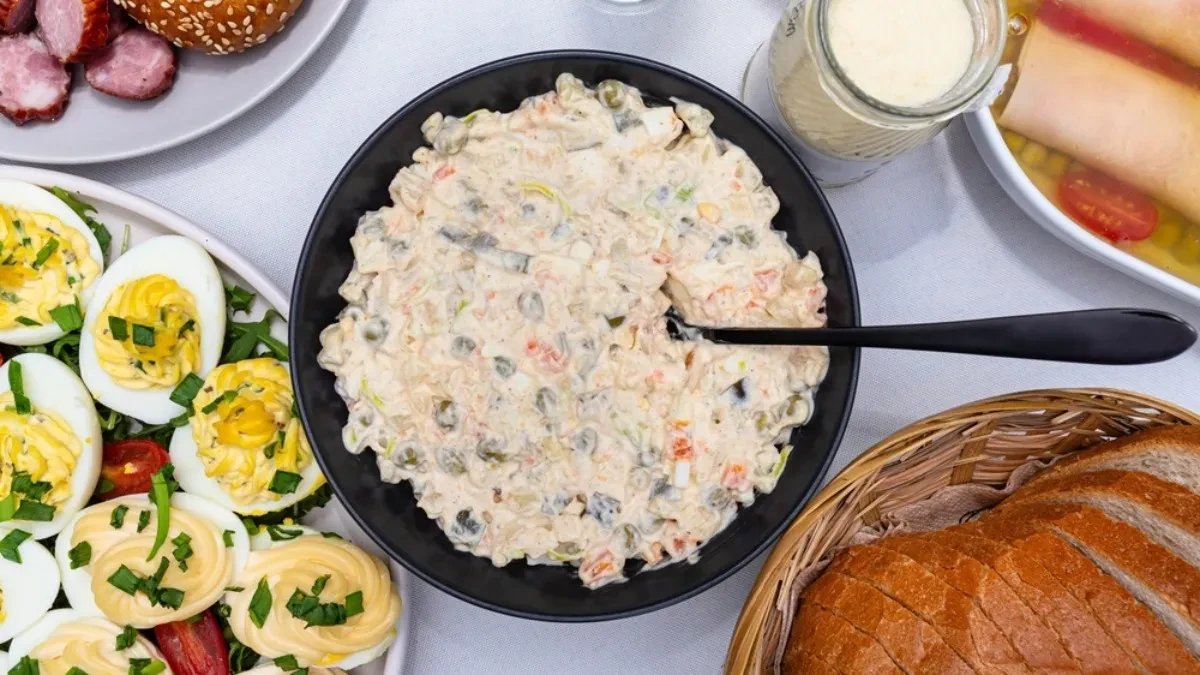 Idealna kao predjelo, ali i uz pečenje – salata od jaja, šunke i rena na slavskom stolu