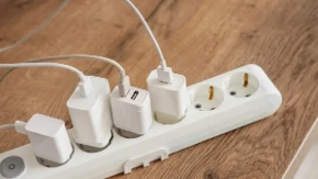 Ostavljate punjač u utičnici preko noći – ovo morate da znate, može biti opasno