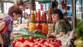 Cene na pijacama ponovo se menjaju - skuplji paradajz, kupus i banane, a evo šta je jeftinije