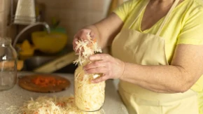 Hrskavi kiseli kupus iz tegle — recept sa pravom merom soli i vode