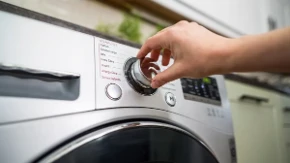 Crna odeća vam posle pranja postaje siva - jedan sastojak iz kuhinje mnogi koriste da sačuvaju boju