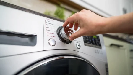 Crna odeća vam posle pranja postaje siva - jedan sastojak iz kuhinje mnogi koriste da sačuvaju boju