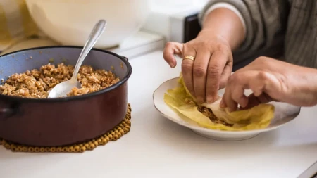 Lažna sarma gotova bez mukotrpnog uvijanja - tajna je u slaganju sastojaka u tepsiju
