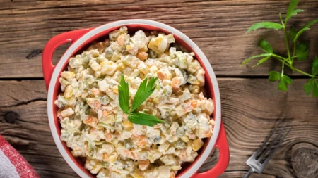 Slaže se uz meso, meze i sarme — kremasta salata koja će obogatiti slavsku trpezu