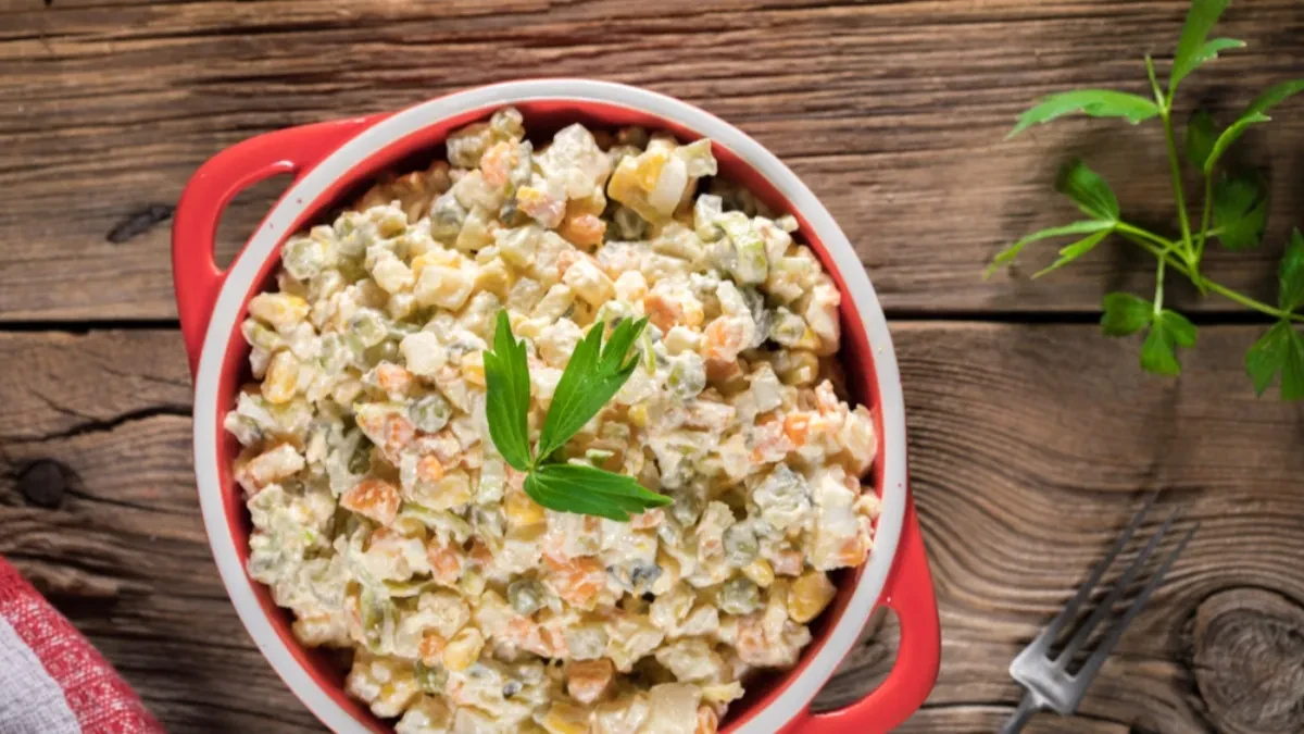 Slaže se uz meso, meze i sarme — kremasta salata koja će obogatiti slavsku trpezu