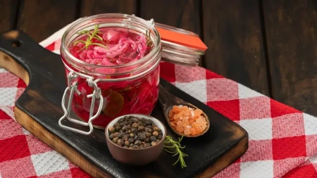  Najlepša kisela salata puna vitamina – marinirani crveni luk odlično ide uz meso