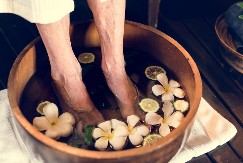 Sipajte cimet u toplu vodu i potopite stopala - evo šta se dešava sa vašim telom posle samo 