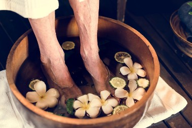 Sipajte cimet u toplu vodu i potopite stopala - evo šta se dešava sa vašim telom posle samo 