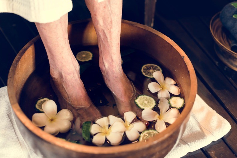 Sipajte cimet u toplu vodu i potopite stopala - evo šta se dešava sa vašim telom posle samo 