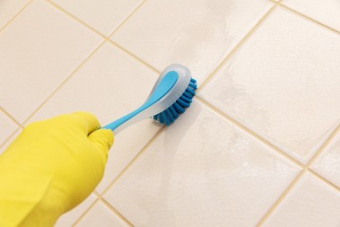 Zaboravite skupa sredstva – pasta za zube briše mrlje bolje od svega