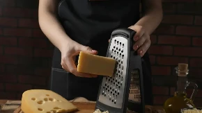 Jednostavan trik za rendanje sira oduševio milione - postoji mnogo lakši način