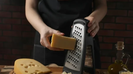 Jednostavan trik za rendanje sira oduševio milione - postoji mnogo lakši način