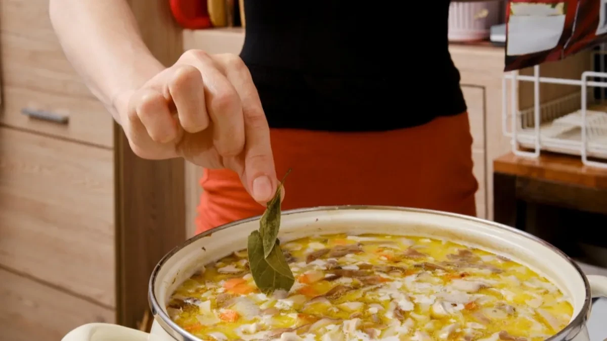 Ruskinje uvek dodaju lovorov list u teglu šećera - kada otkrijete zašto, uradićete isto