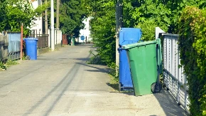 Da li komšije smeju da ostavljaju kante za smeće na trotoaru - advokat otkriva šta građani mogu da urade
