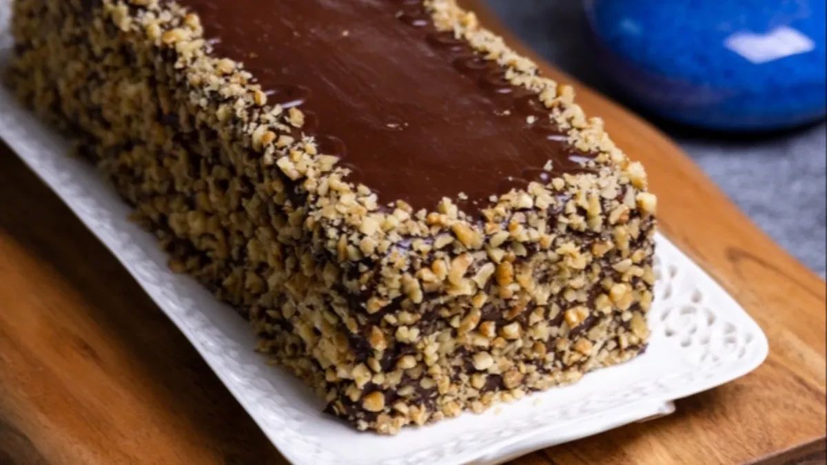 Starinski kolač za praznike - torta sa orasima i čokoladom koja uvek uspeva