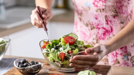 Odlično ide uz roštilj - ukusna grčka salata je gotova za oko 10 minuta 