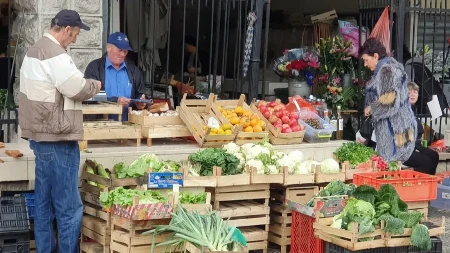 Pale cene omiljenog sezonskog voća i povrća na pijacama 