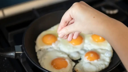 Kuvarica otkrila šta radi sa jajima pre prženja - komadići ljuske nikada ne završe u njima