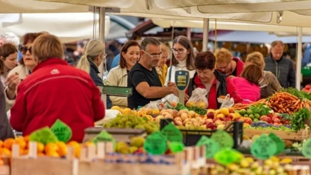 Trešnje i kajsije preplavile pijace širom Srbije - voće sve jeftinije, ponuda nikad bogatija