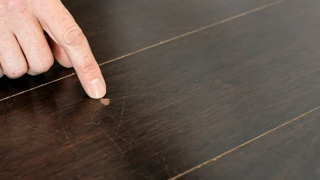 Kako popraviti uništen laminat bez menjanja poda - trikovi za ogrebotine, vodu, fleke i udubljenja