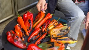 Zašto domaćice buše paprike pre pečenja - razlog će vas iznenaditi