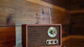 Na buvljaku kupuju ono što drugi bacaju - njihova kolekcija starih radio-aparata danas vredi pravo bogatstvo