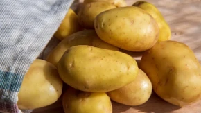 Ne bacajte kore od krompira - ovaj trik može pomoći da zagorele šerpe ponovo zablistaju