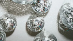 Disko kugla u bašti tera ptice - jednostavan trik bez hemikalija koji štiti voće i povrće