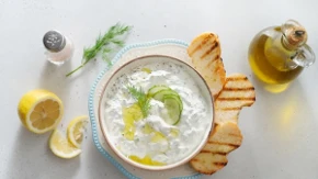 Tzatziki koji uvek uspeva – tajna je u jednom koraku koji ga čini gustim i kremastim