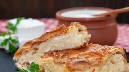 Tajna domaće gibanice je u prelivu – kore budu hrskave, a sredina sočna